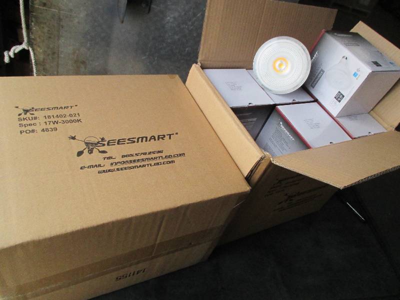 2 cases of 12 LED lights, G4 HP 17W...