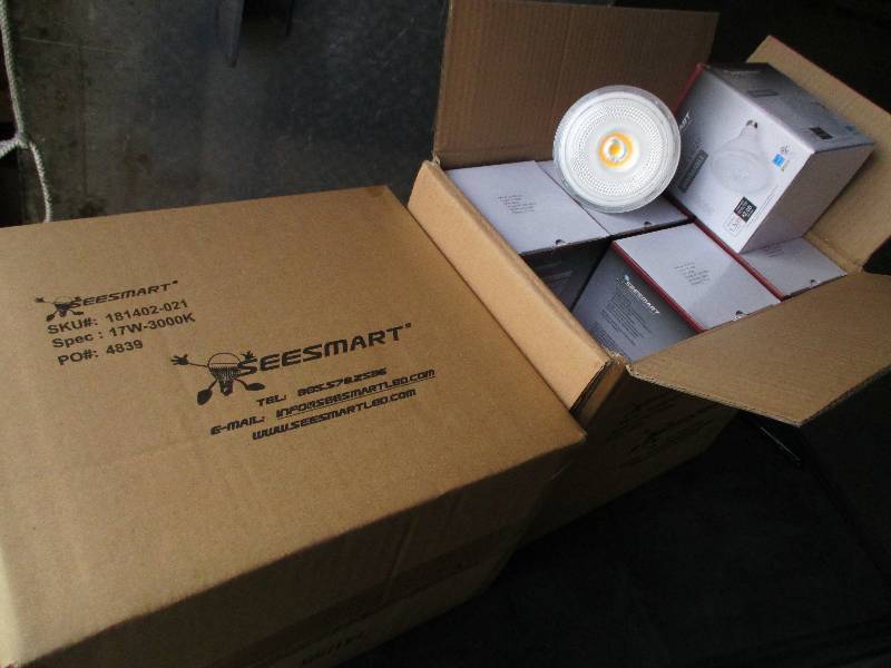 2 cases of 12 LED lights, G4 HP 17W...