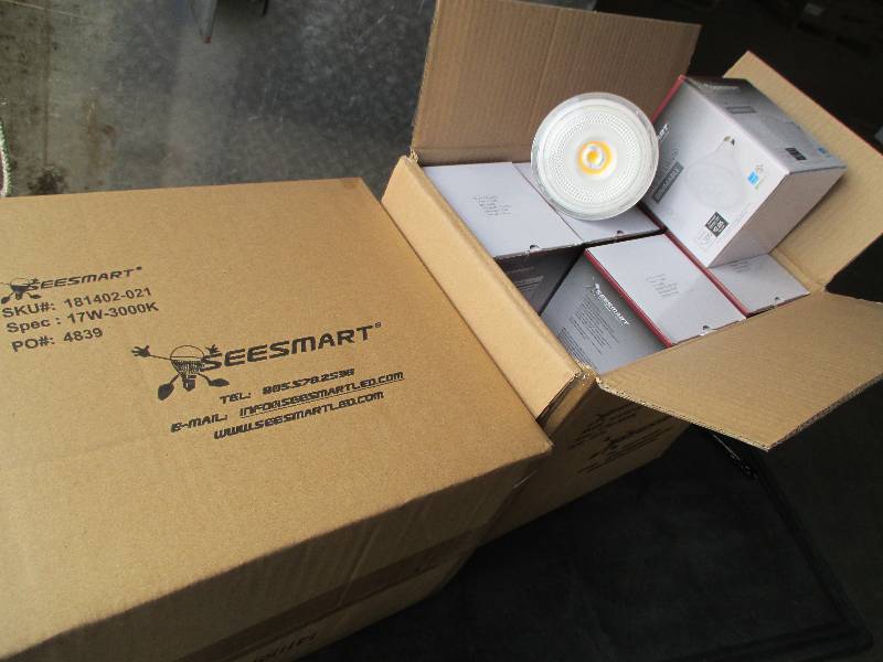 2 cases of 12 LED lights, G4 HP 17W...