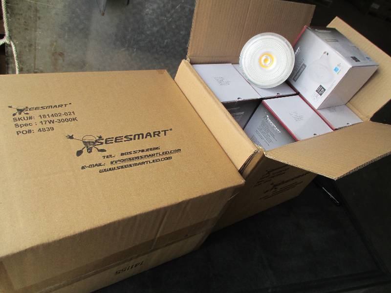 2 cases of 12 LED lights, G4 HP 17W...