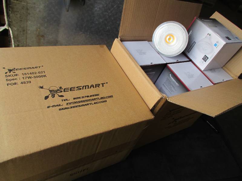 2 cases of 12 LED lights, G4 HP 17W...