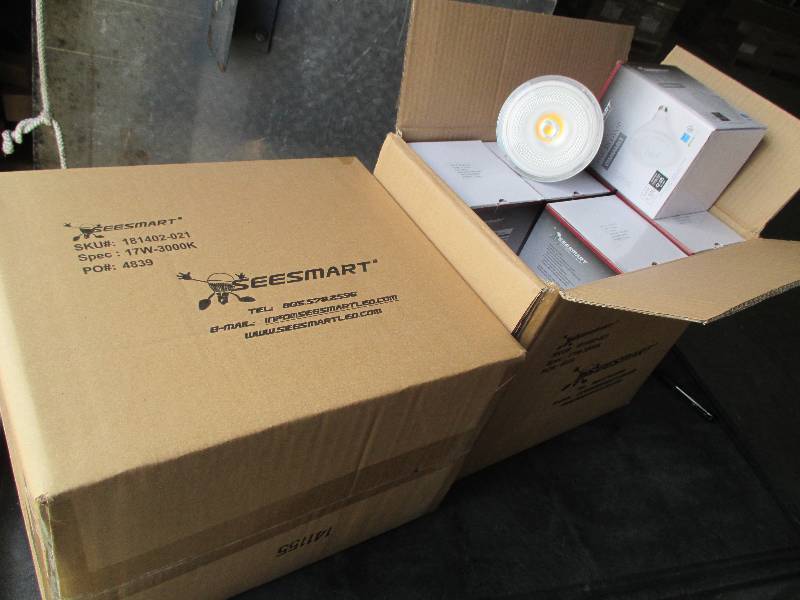 2 cases of 12 LED lights, G4 HP 17W...
