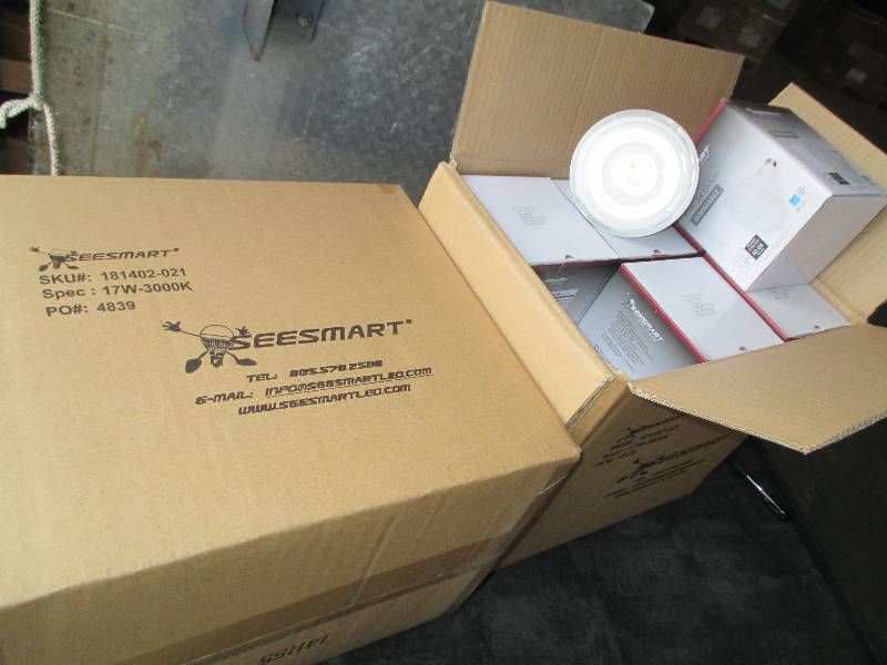 2 cases of 12 LED lights, G4 HP 17W...