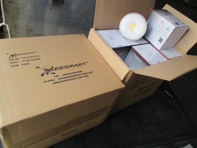 2 cases of 12 LED lights, G4 HP 17W...