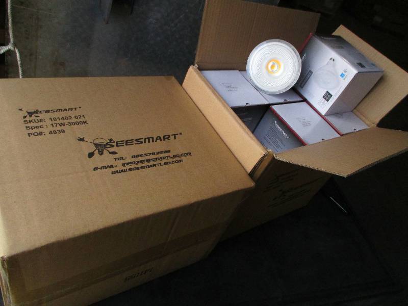 2 cases of 12 LED lights, G4 HP 17W...