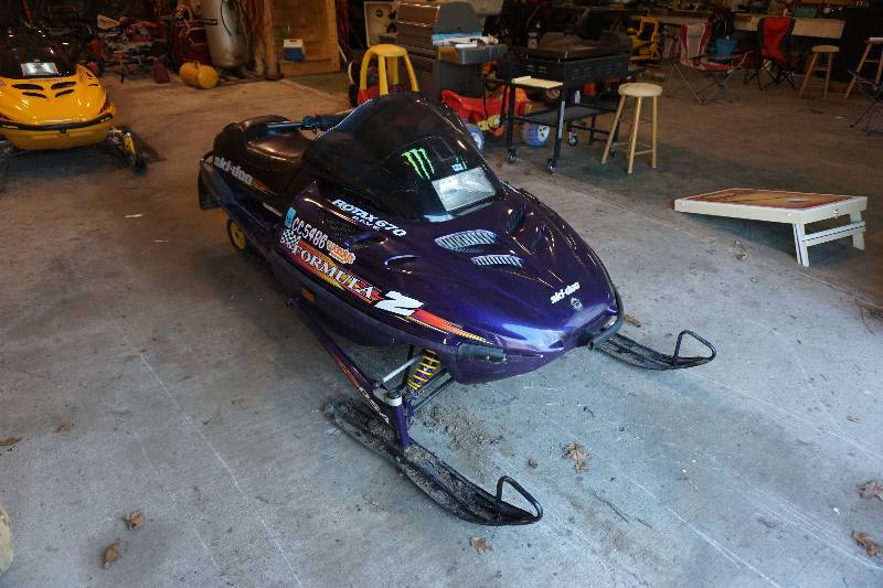 lot 1 image: 1998 Ski Doo Formula Z 670 Snow Mobile
