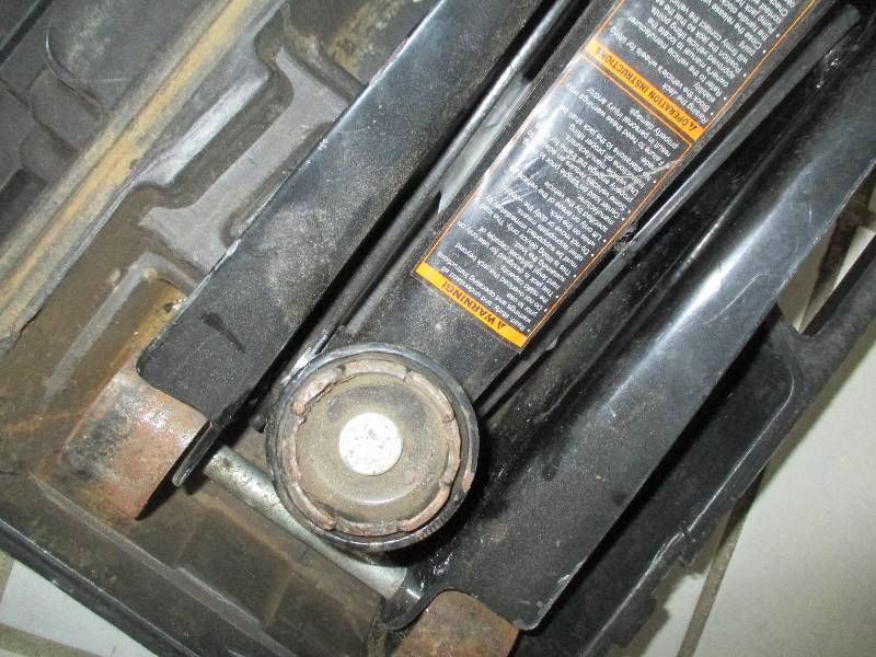 lot 5 image: Craftsman 2 14 ton floor jack...