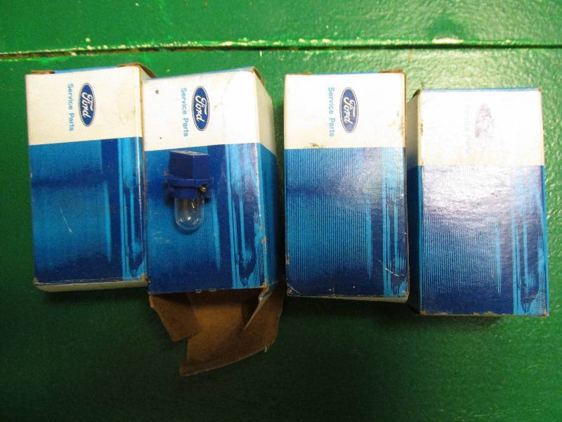 lot 29 image: Lot of 4 dash lights, Ford, Part # ...