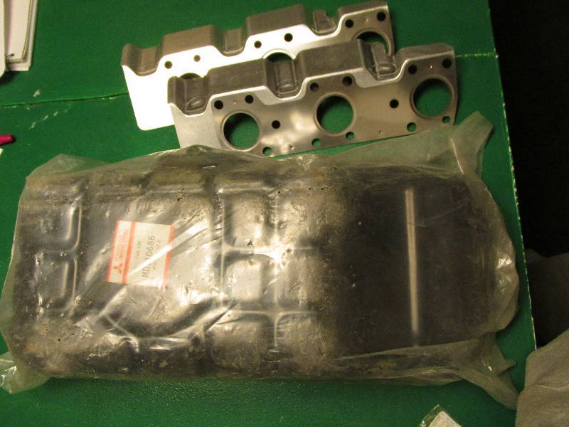 lot 44 image: Mitsubishi oil pan MD 110686...