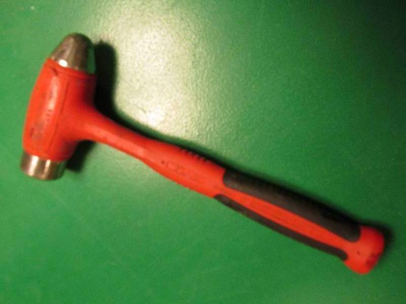 lot 120 image: Snap-On flat and rounded 32oz hamme...