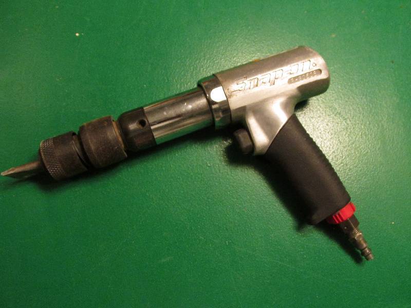 lot 121 image: Snap-On air chisel...