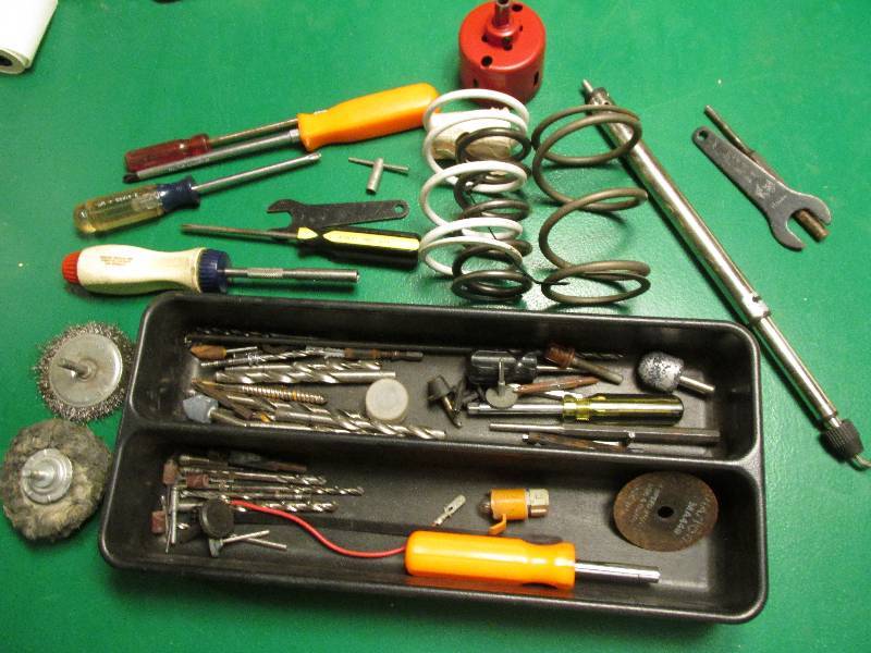lot 138 image: Box of assorted tools, drill and gr...