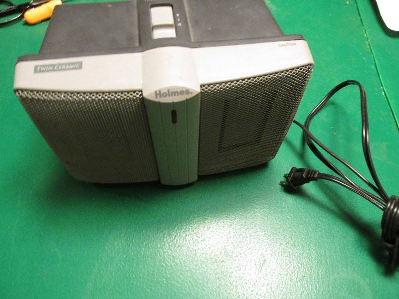 lot 141 image: Holmes dual creamic heater...