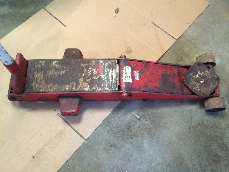 lot 2 image: 4 Ton Floor Jack