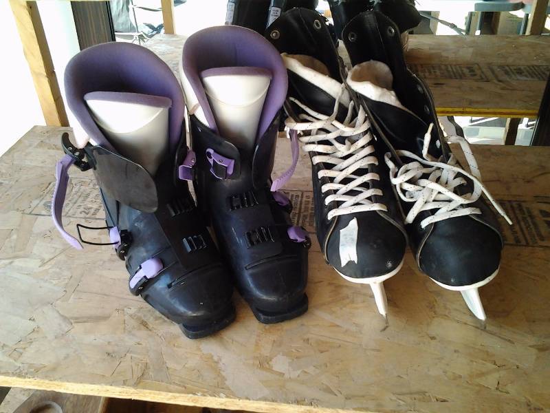 Pair Mens Hockey Skates Size 44 (11 )