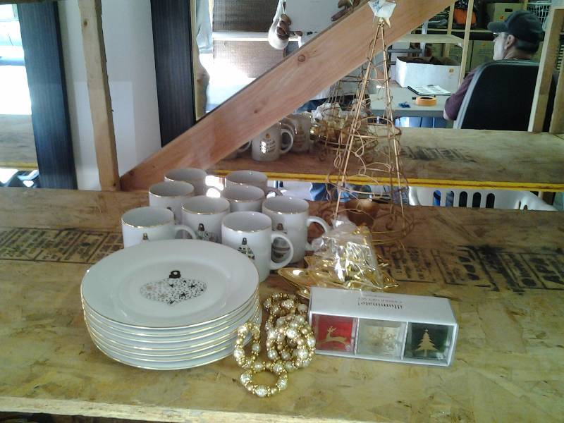 Gold Christmas Dishes & Accessories