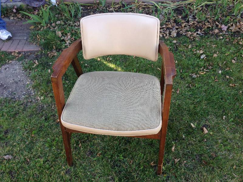 lot 1 image: 1970s Vintage Gunlocke Roundbacked Wooden Office Chair