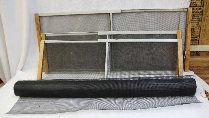Partial roll of plastic screening, 2 screens 20 x 10 14, 1 screen 22 x 15