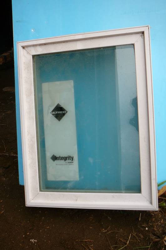 lot 70 image: 16 x 20 White vinyl Fixed Thermopane Pane with Nailing Flanges