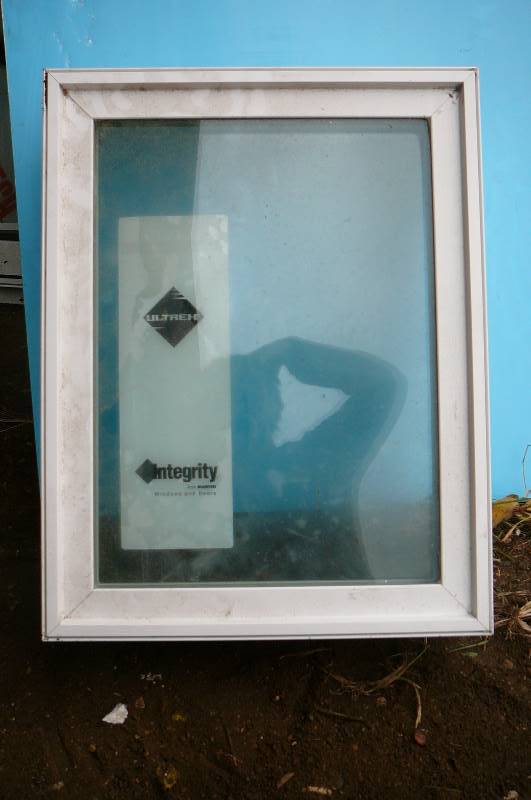 lot 71 image: 16 x 20 White vinyl Fixed Thermow Pane with Nailing Flanges