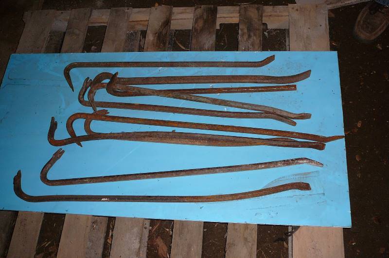 lot 110 image: 10 Crow Bars