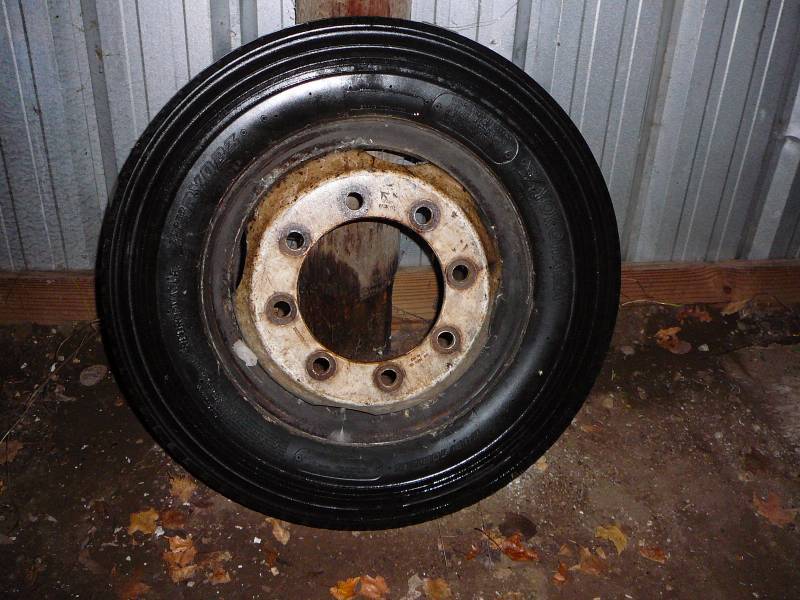 Tires Yoko Homa - on 8 Hole Bud Rim Tread is 40%