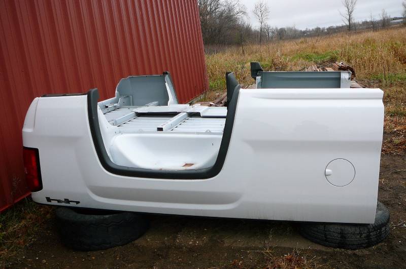 New 2015 GMC 8 Box Complete with gate and Tail lights perfect condition