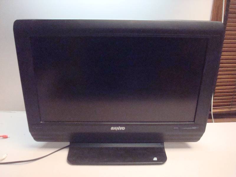 26 Sanyo Flat Screen, Broke, Powers On