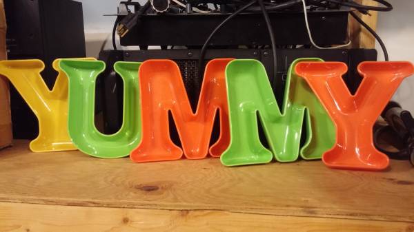 lot 46 image: Snack Dish Set spells out Yummy