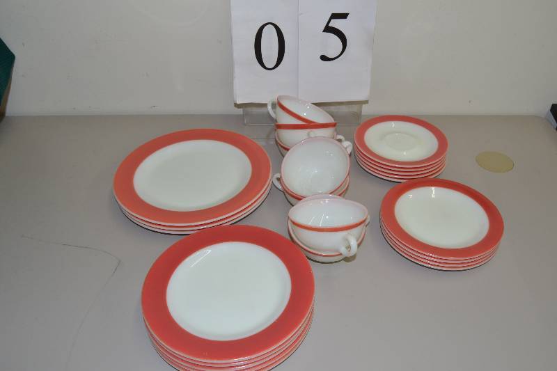 lot 5 image: Pyrex dinnerware