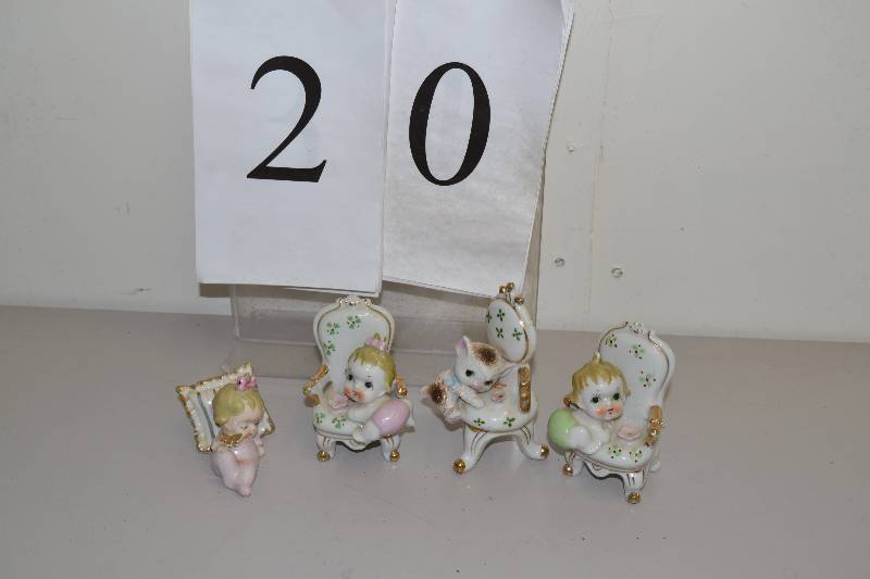 lot 20 image: Vintage figurines