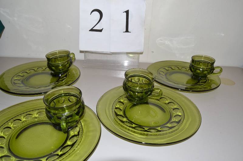 lot 21 image: Luncheon set