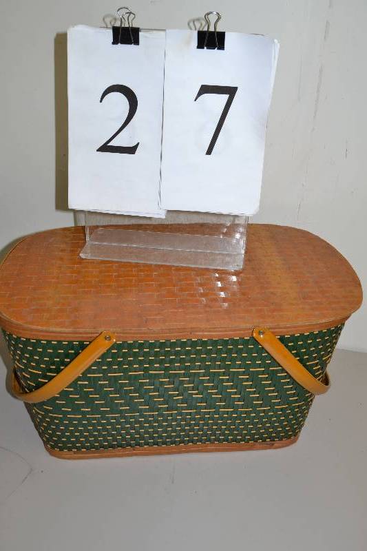 lot 27 image: Picnic basket