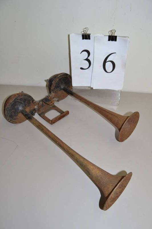 lot 36 image: Vintage horn