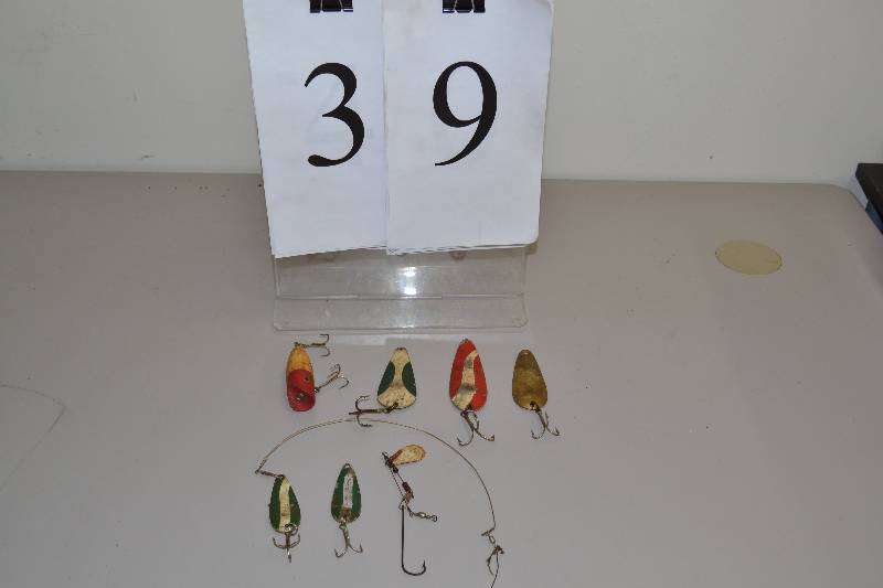 lot 39 image: Fishing lures