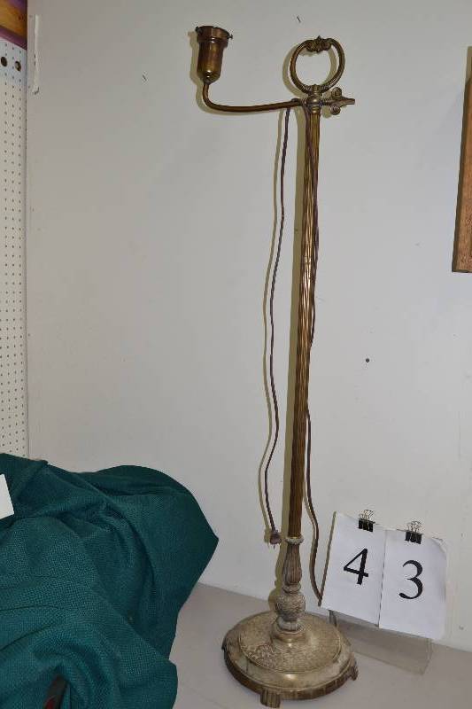 lot 43 image: Floor lamp