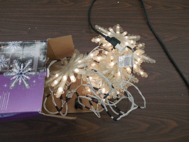 150 SNOWFLAKE ICICLE-STYLE LIGHTS RANDOM SPARKLE