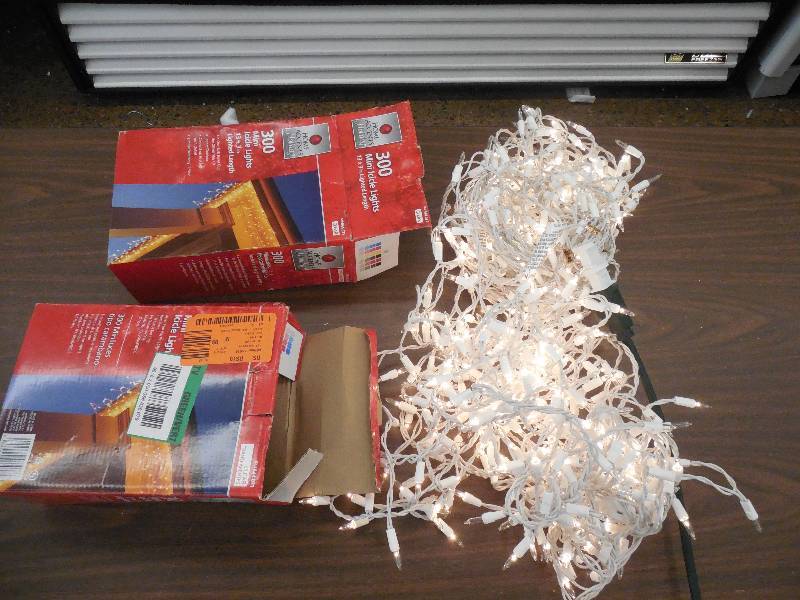600 MINI ICICLE LIGHTS 26 FEET 6 INCHES