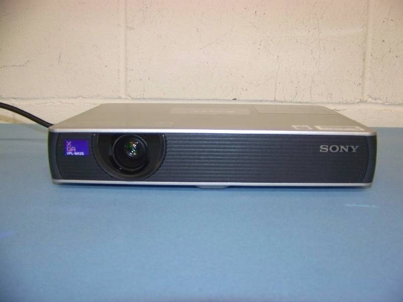 lot 16 image: Sony, VPL-MX25, LCD Projector with Remote Control and Travel Bag