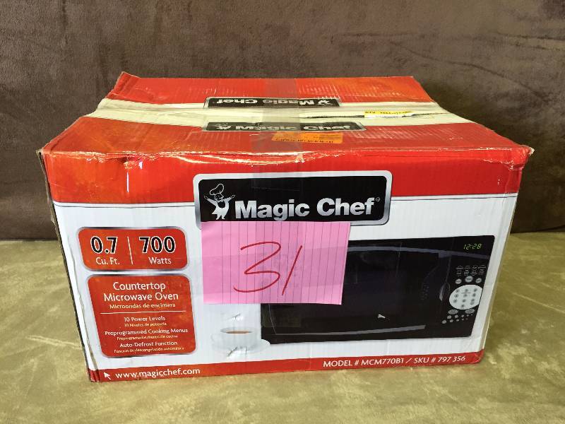 Magic Chef 700 watt Microwave New- dented on the side