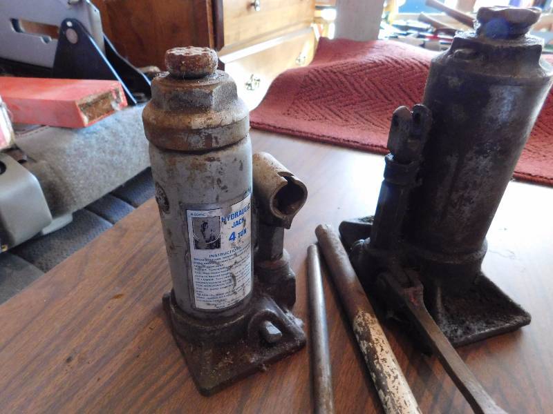lot 47 image: large and medium hydraulic jack and supplies these were not tested please inspect