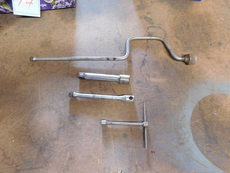 lot 13 image: Speed socket wrench, Tee socket wrench and two extensions