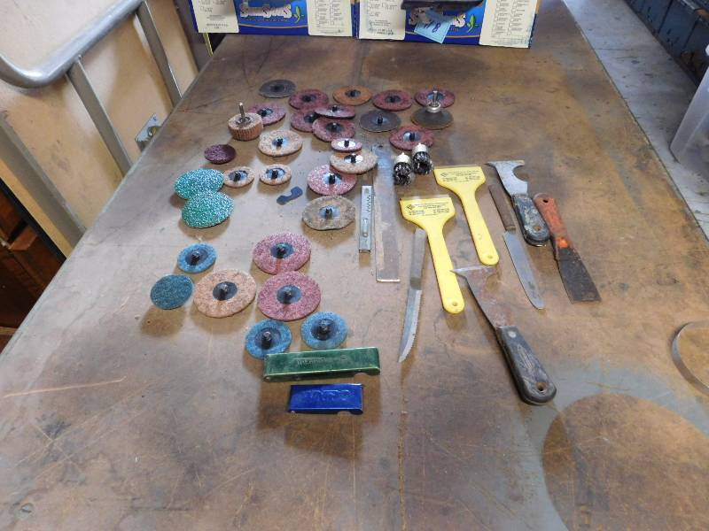 lot 19 image: large lot of scrappers and quick change sandingstripping pads