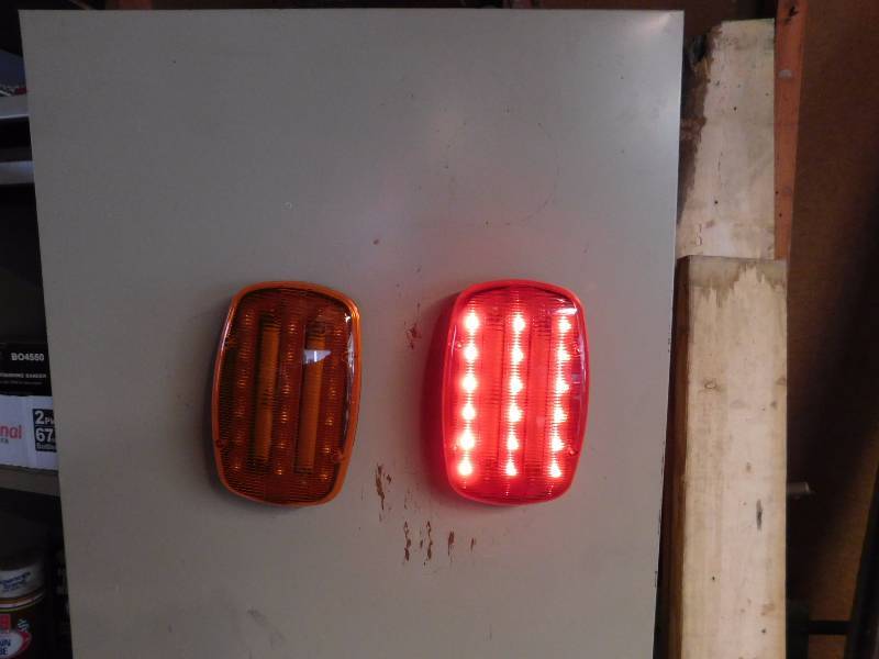 lot 30 image: two portable signal lights one red one amber they are magnetic