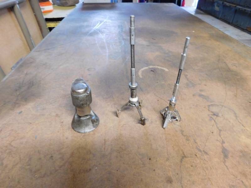 lot 43 image: Two small gear pullers and vintage wire cutter