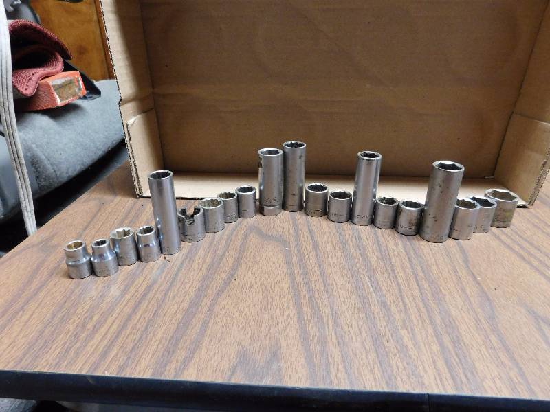 lot 65 image: 38 drive---20 various standard sized Craftsman sockets all in good condition usable