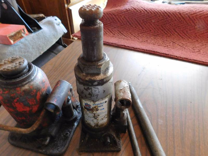 lot 16 image: large and medium hydraulic jack and supplies these were not tested please inspect