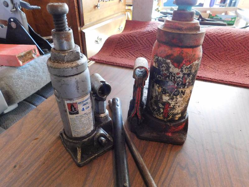 lot 15 image: large and medium hydraulic jack and supplies these were not tested please inspect