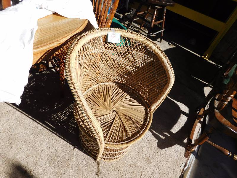 lot 9 image: child sized wicker chair
