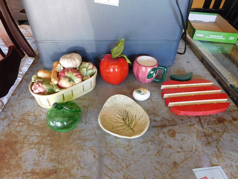 lot 81 image: misc ceramic decor items